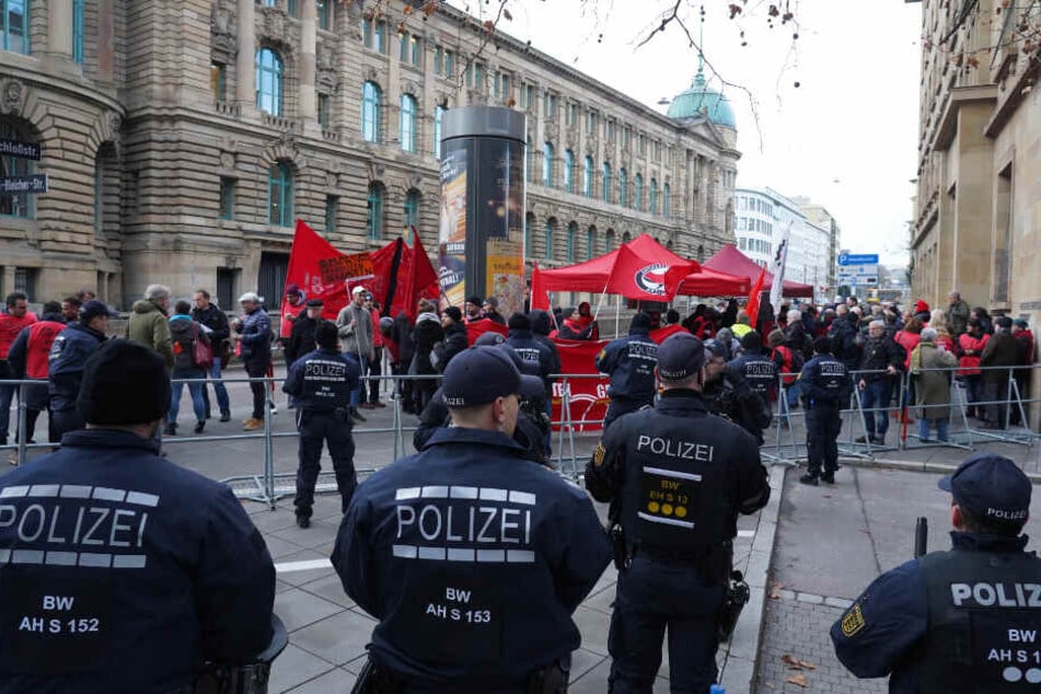 Polizisten stehen in Stuttgart vor dem Gerichtsgebäude.