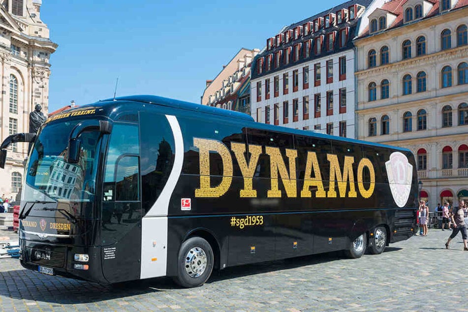 Der neue Mannschaftsbus von Dynamo rollte am Donnerstag auf dem Dresdner Neumarkt vor.