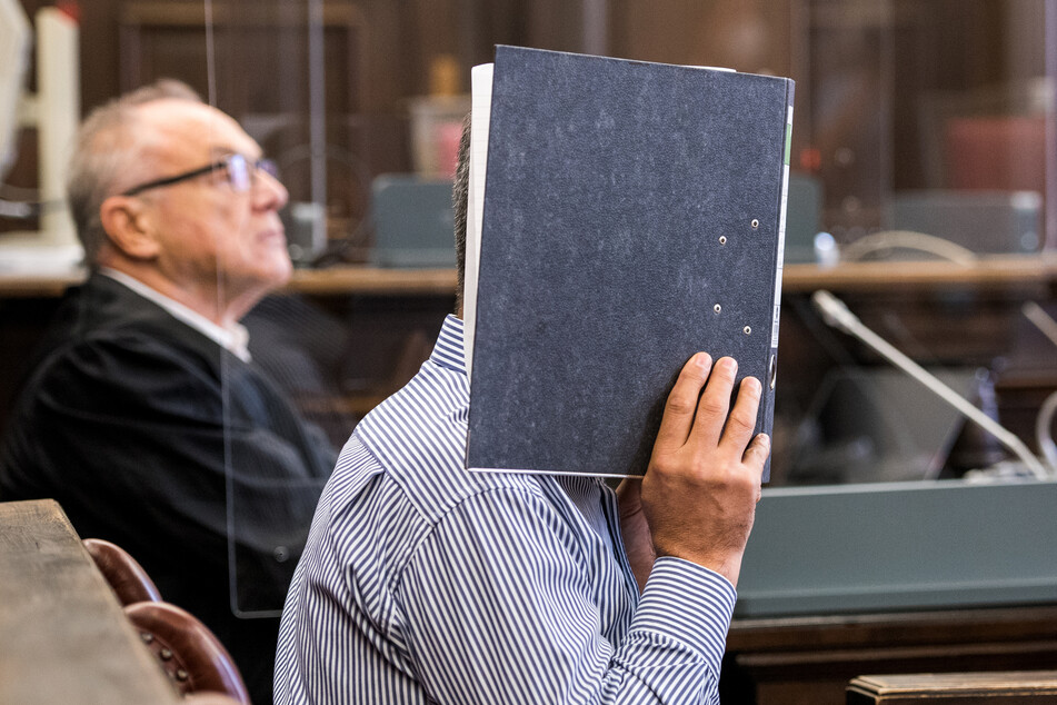 Der 54 Jahre alte Angeklagte (vorne) sitzt im Landgericht im Sitzungssaal neben seinem Verteidiger Siegfried Schäfer.