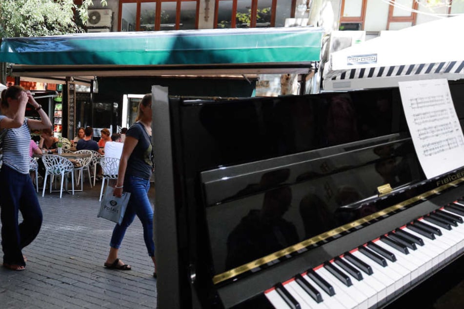 In einer Ilmenauer Fußgängerzone stand es am Freitag auf einmal da: ein Klavier. Und gespielt wurde auf dem Instrument ebenso. (Symbolbild)