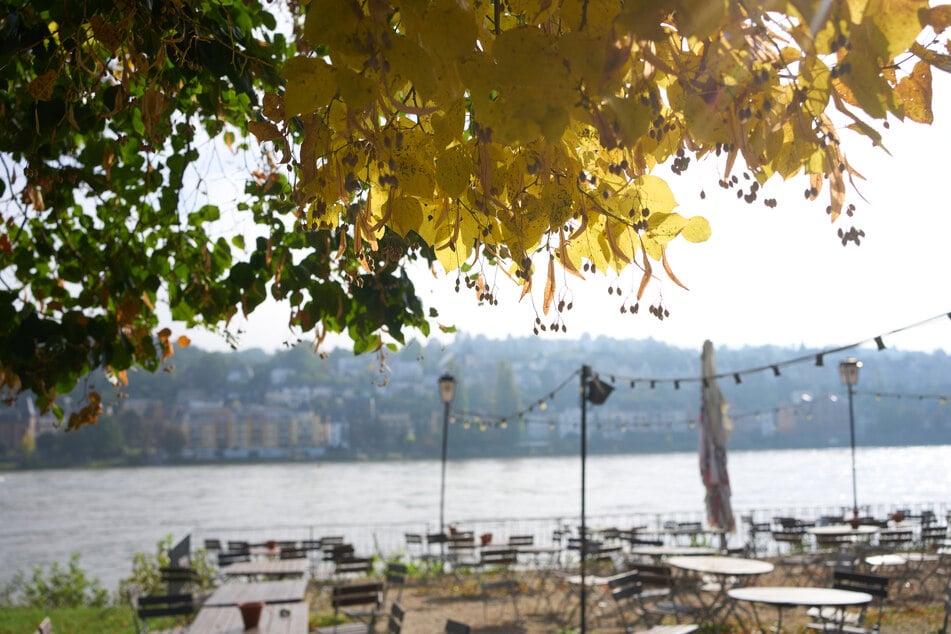 Bei gutem Wetter lässt sich auch in einem Biergarten in den Mai tanzen. (Symbolbild)