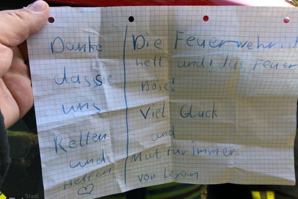 Nette Geste: Das Mädchen dankte den Einsatzkräften.