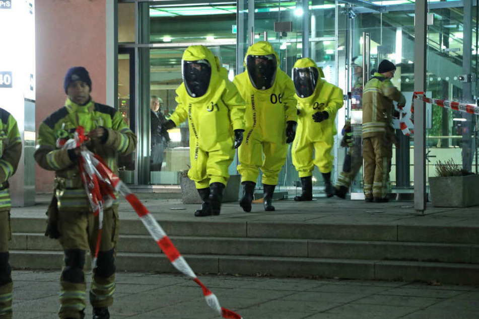 Einsatzkräfte in Spezialanzügen untersuchten das Max-Planck-Institut.