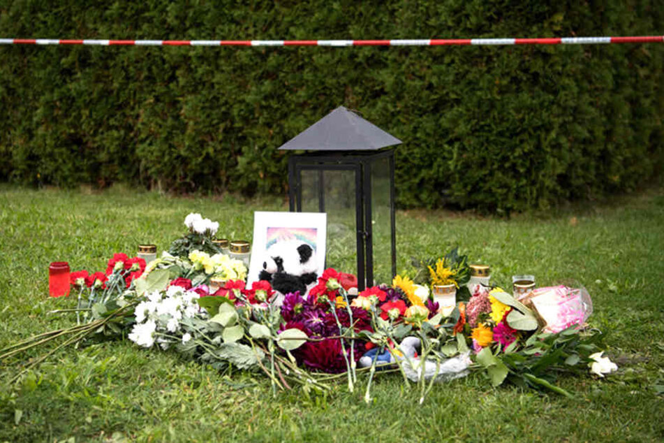 Blumen, Kerzen und Kuscheltiere wurden vor dem Tatort niedergelegt.