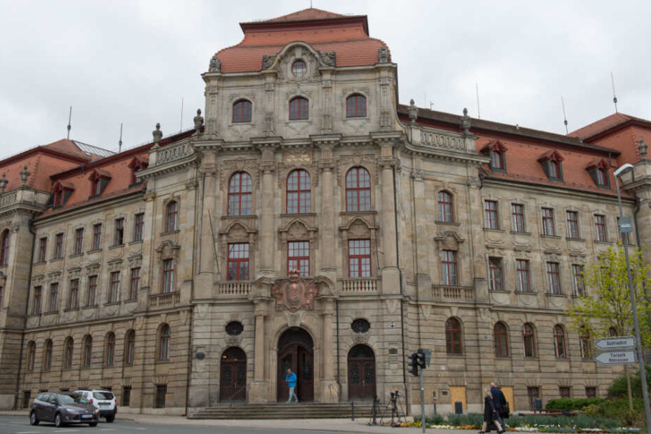 Der Prozess gegen den Angeklagten findet vor dem Landgericht Bayreuth statt.