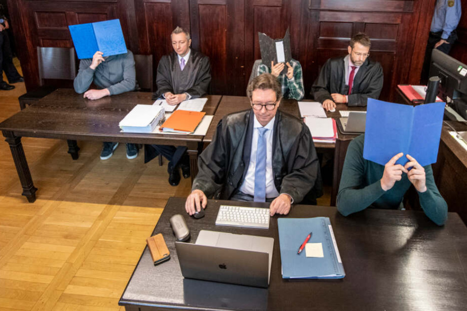 Zeigten viel Reue, aber ein Gesicht: (v.l.) Dirk S. (51), Johannes K. (34) und Philipp K. (30).