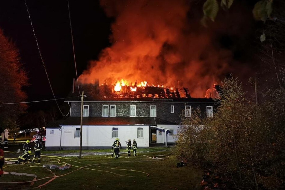 Das Haus stand lichterloh in Flammen.