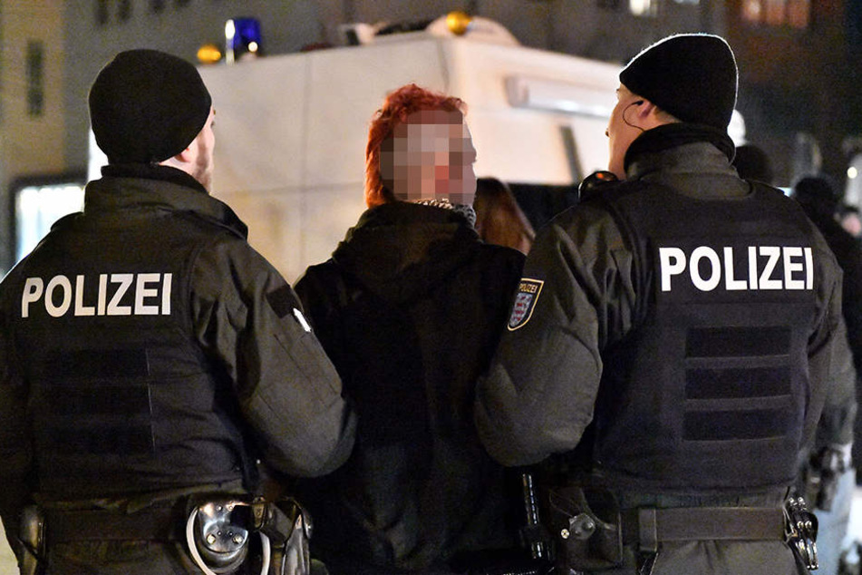 Nach der Demo wurde ein Haftbefehl gegen einen Teilnehmer der Gegendemonstration erlassen.