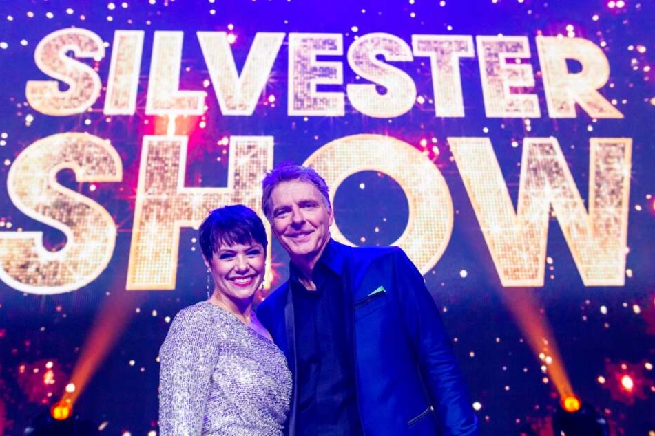 Francine Jordi und Jörg Pilawa stehen nach der Aufzeichnung der "Silvestershow" auf der Bühne.