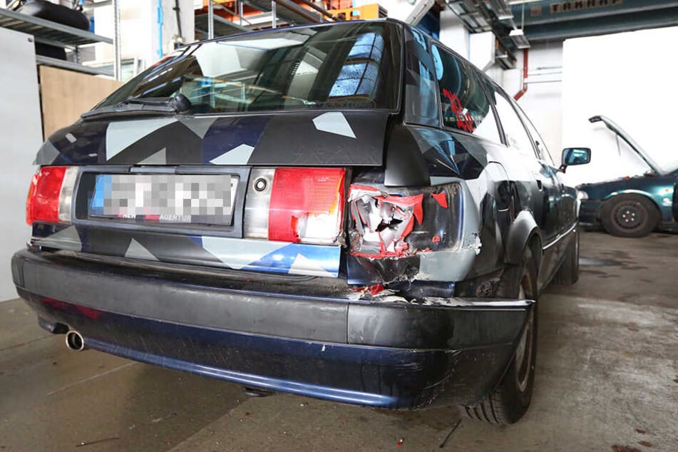 Philipps Auto ist nach dem Hallen-Crash zu nichts mehr zu gebrauchen.