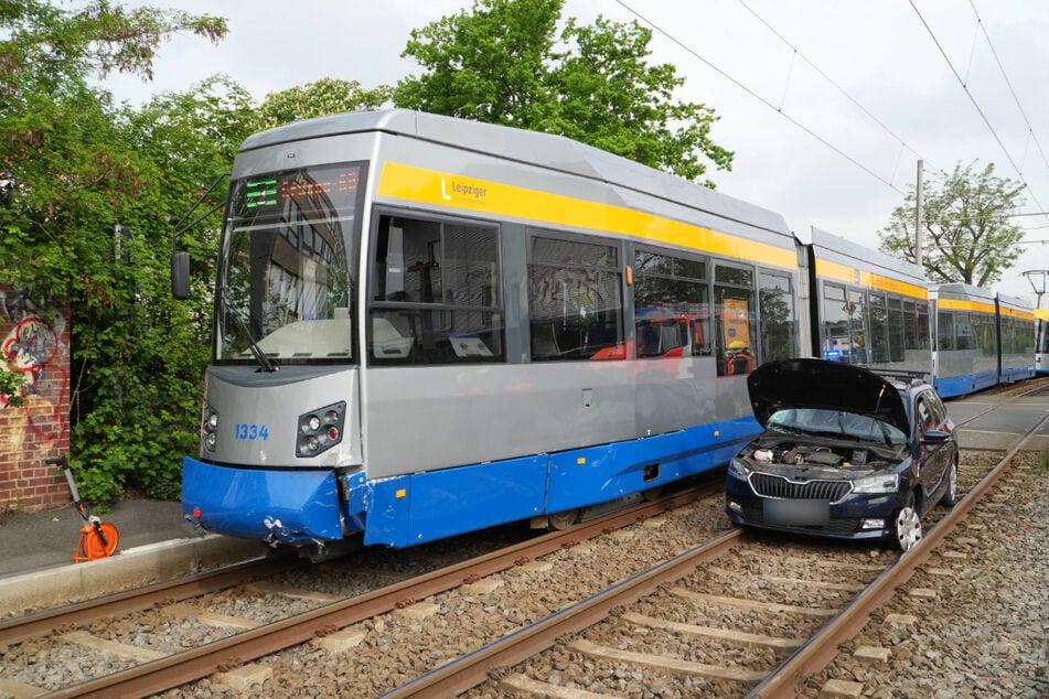 Bei dem Crash mit der Straßenbahn wurde der Skoda ins Gleisbett geschoben.