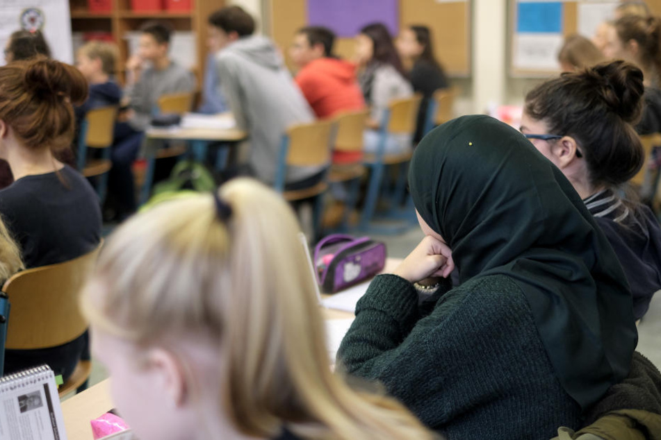 Eine Schülerin mit Kopftuch in der Klasse. (Symbolbild)