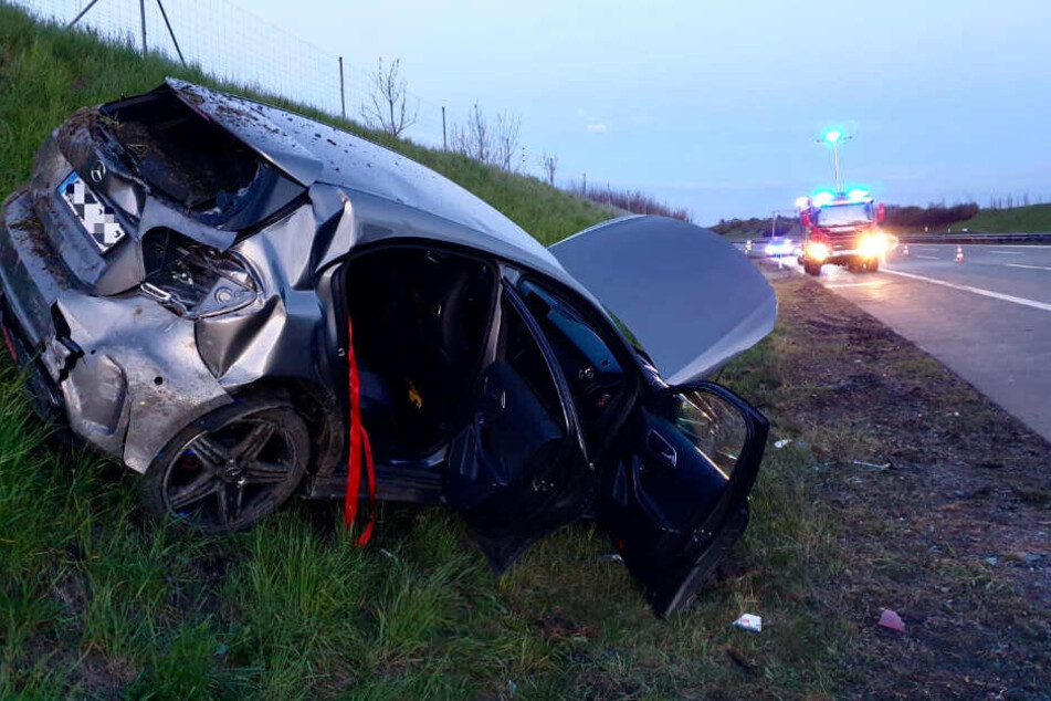Zwei der Unfallwagen landeten in der Böschung am Fahrbahnrand.