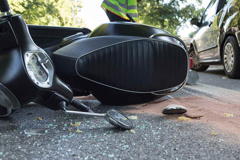 Das Moped des 16-jährigen Fahrers krachte mit einem VW zusammen. (Symbolbild)