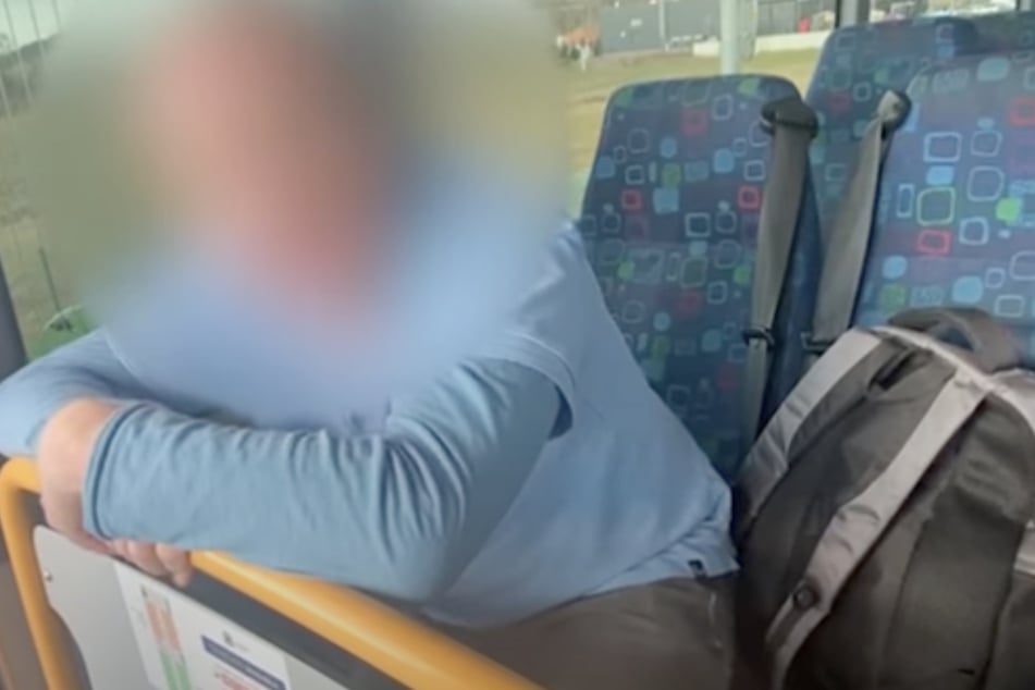 Nach seiner Alkohol-Fahrt saß der Busfahrer benommen auf den vordersten Sitzen im Fahrzeug.