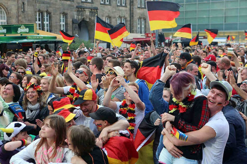 Für das erste Deutschlandspiel der WM am Sonntag werden Tausende zum Public Viewing auf der neuen Kneipenmeile erwartet.