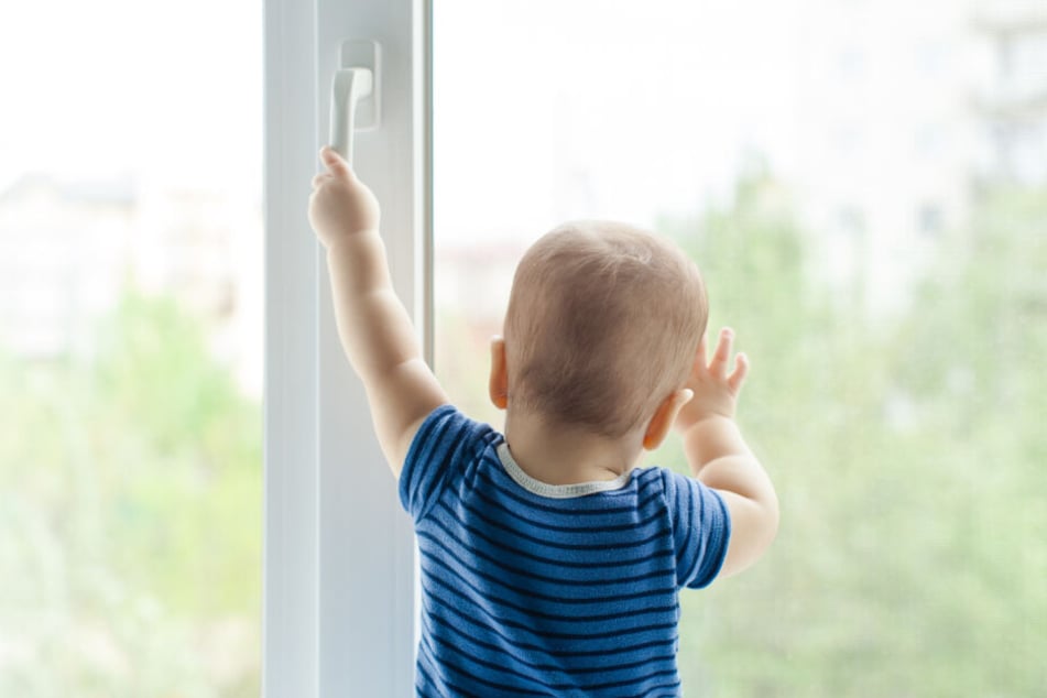 Der Junge gelangte an das Fenster und fiel heraus. (Symbolbild)