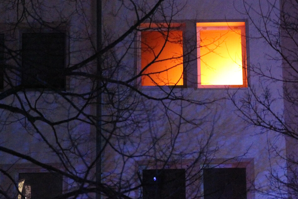 Mehrfamilienhaus evakuiert: Mietwohnung brennt lichterloh