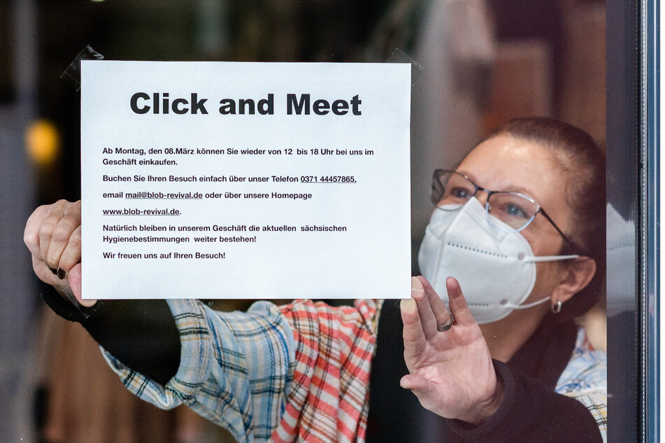 "Click &amp; Meet" ist ab sofort auch im BLOB möglich. Ein Hinweisschild dazu befestigt Geschäftsführerin Jana Morgenstern (51) an der Fensterscheibe ihres Ladens.