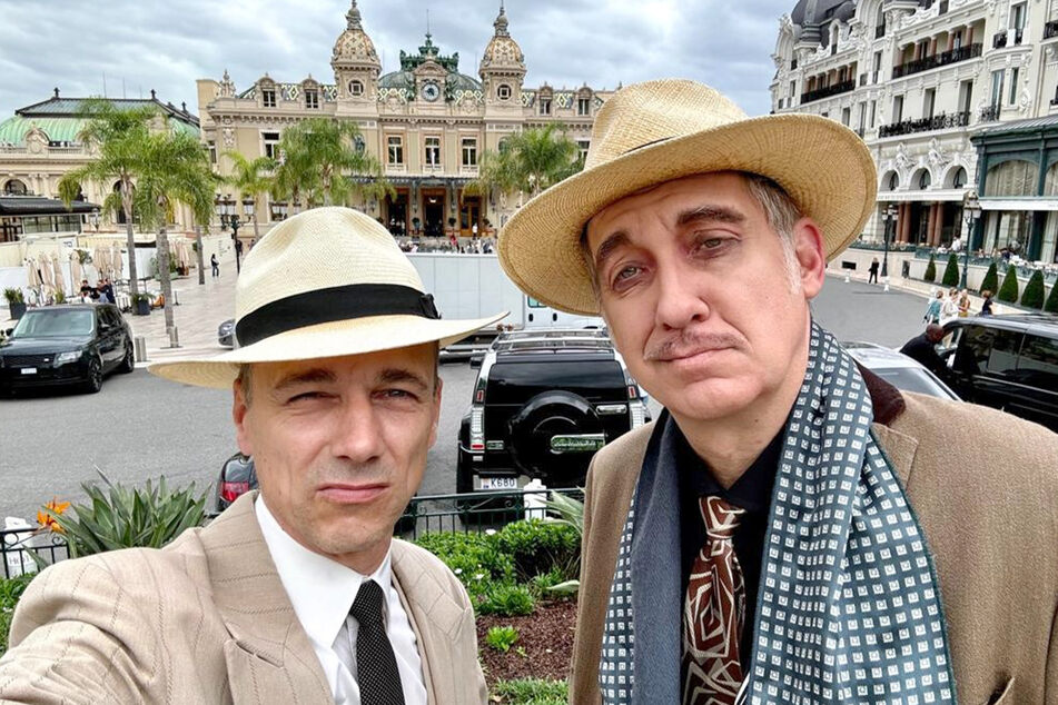 Guido Gentzel (46, l.) und Bert Callenbach (54) in italienischen Nadelstreifen vor dem legendären Casino in Monte-Carlo