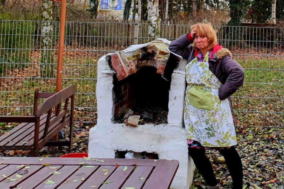 Wer macht denn sowas? Schulgartenleiterin Annette Singer ist entsetzt.
