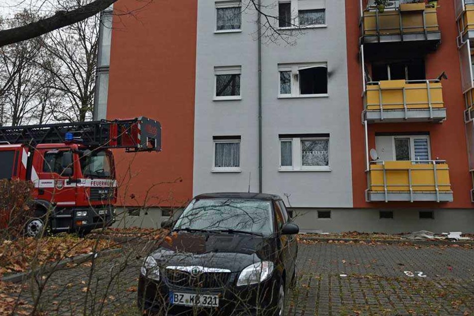 Rund um das Fenster und den Balkon in der zweiten Etage sind die Rußspuren von dem Brand deutlich zu sehen.