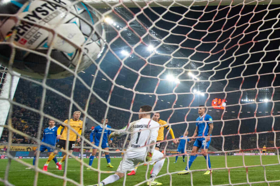 Dynamos Patrick Schmidt (5.v.l.) erzielt gegen Darmstadts Torwart Marcel Schuhen das Tor zum 3:3. Das Tor wird nach Videobeweis wieder aberkannt.