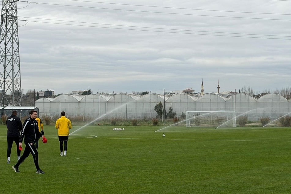Das Grün wird vor Anpfiff noch einmal bewässert.