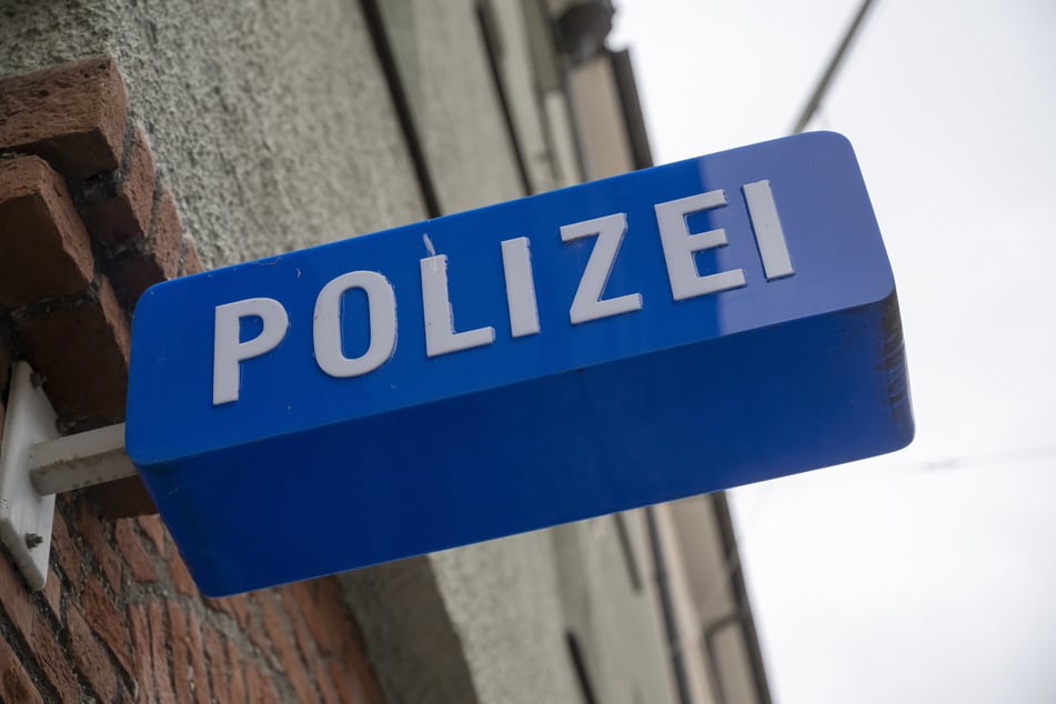 Zeugen werden gebeten, sich bei den Beamten zu melden. (Symbolbild)