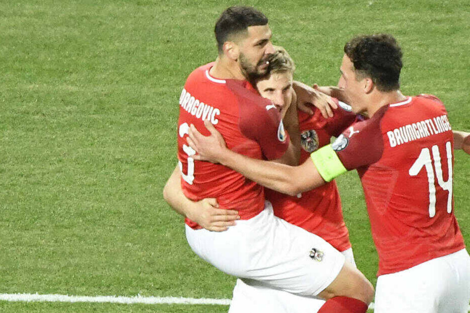 Aleksandar Dragovic (l-r), Martin Hinteregger und Julian Baumgartlinger jubeln nach "Hintis" Treffer zum 2:1 für Österreich.
