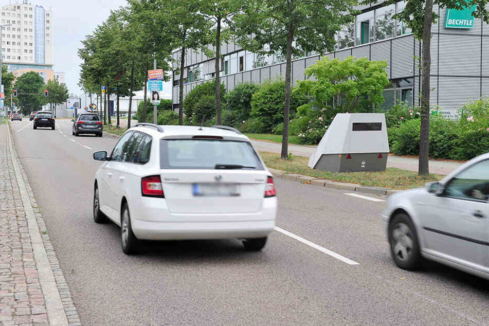 Das als Fahrzeuganhänger getarnte Messgerät steht seit Dienstag in der Neefestraße - stadtauswärts hinter der Lützowstraße.
