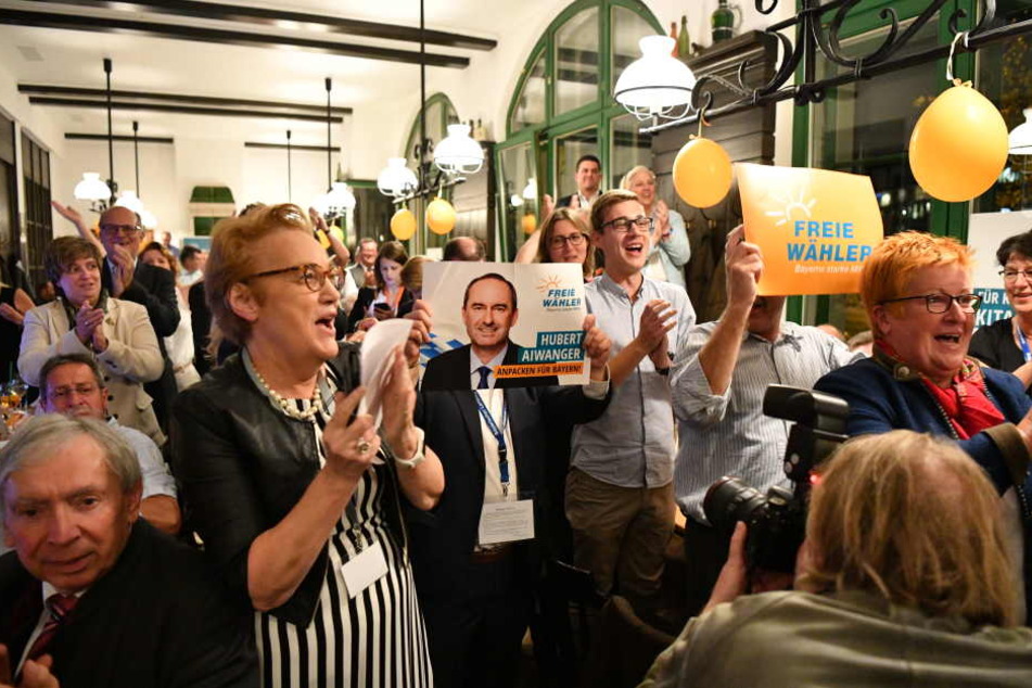 Bei einer Wahlparty freuen sich Anhänger über das Ergebnis bei der Landtagswahl.