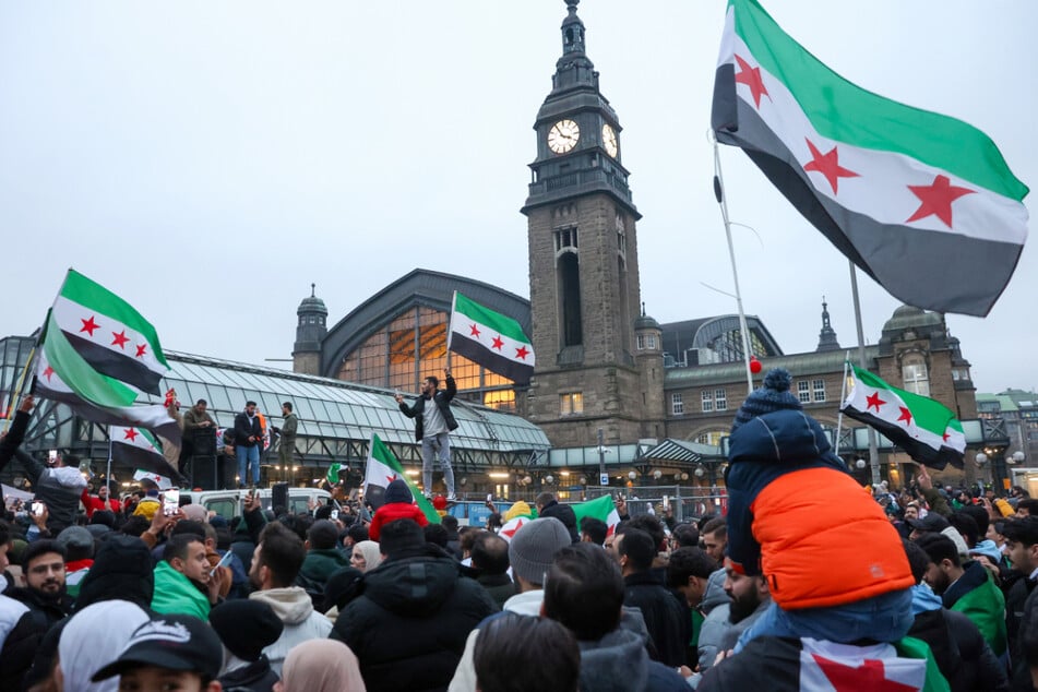 Ausgelassen wurde am Hamburger Hauptbahnhof der Sturz Assads gefeiert.