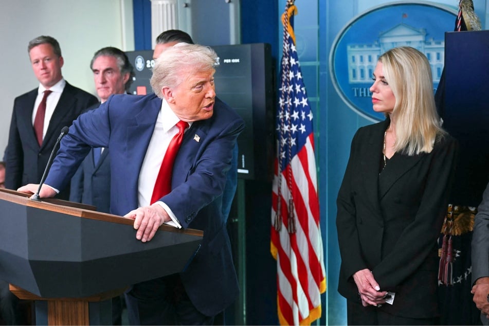 President Donald Trump urged Attorney General Pam Bondi (r.) to go after his political enemies after his recent attempt to prosecute Democrats failed.