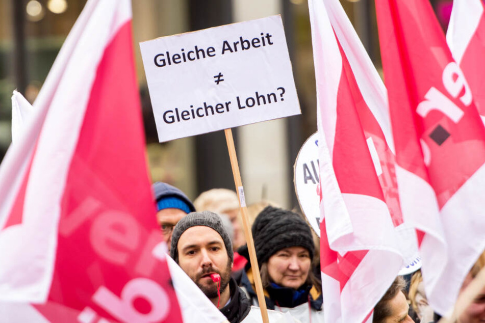 Beschäftigte demonstrieren für mehr Lohn.