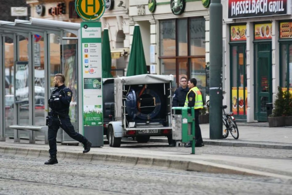 Die Polizei evakuiert am Dienstag den Bereich rund um die Otto-von-Guericke-Straße in Magdeburg.