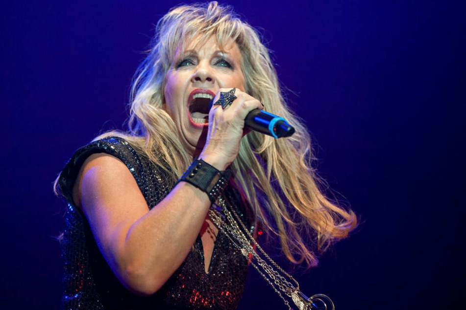 Rocklady Petra Zieger (60) ist seit Jahren der Hope-Gala treu, jobbte auch schon als Losverkäuferin.