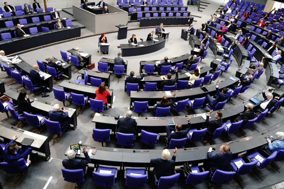 Aufgrund der Coronavirus-Pandemie saßen im Parlament bei einer Sondersitzung in dieser Woche weniger Teilnehmer.