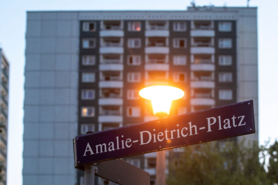 Ein 18-Jähriger setzte mehrere Wohnungen am Amalie-Dietrich-Platz unter Wasser.