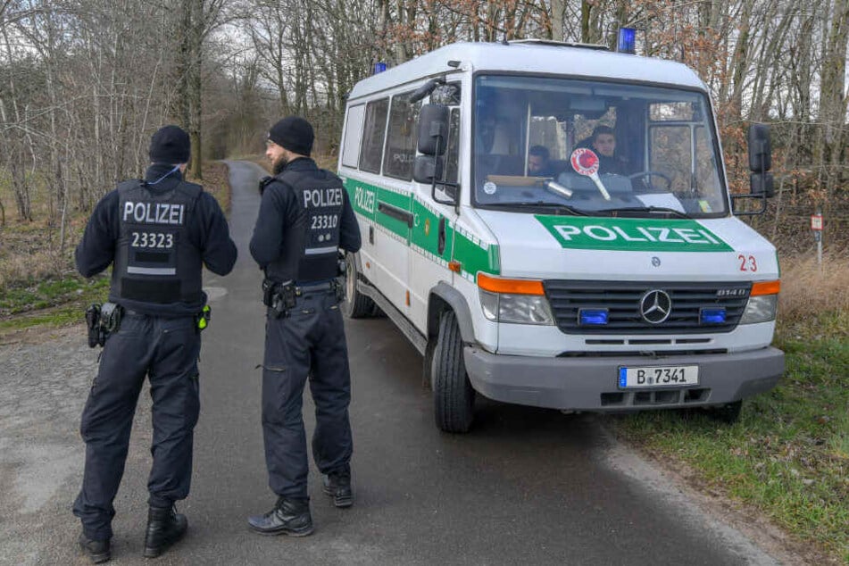Polizisten während der Suche nach Rebecca in Brandenburg.