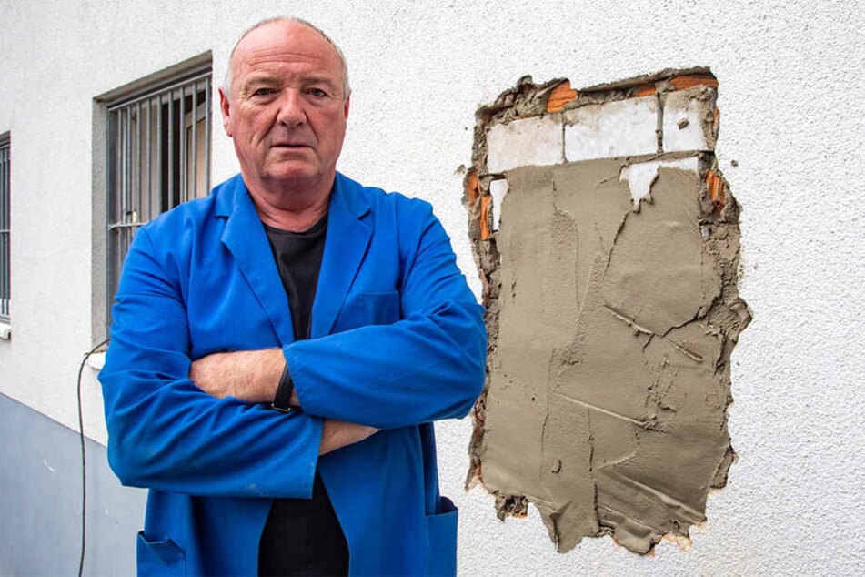 Inhaber Frank Schilg (64) ärgert sich über die zerstörte Mauer.