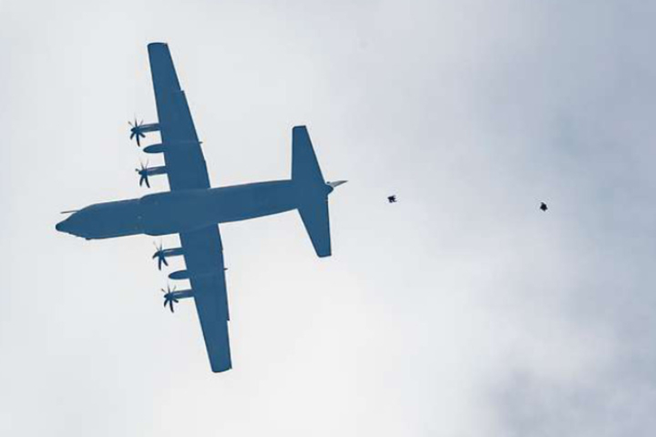 Ein C130J Hercules der Luftwaffe wirft Güter bei einer Übung per Fallschirm ab.