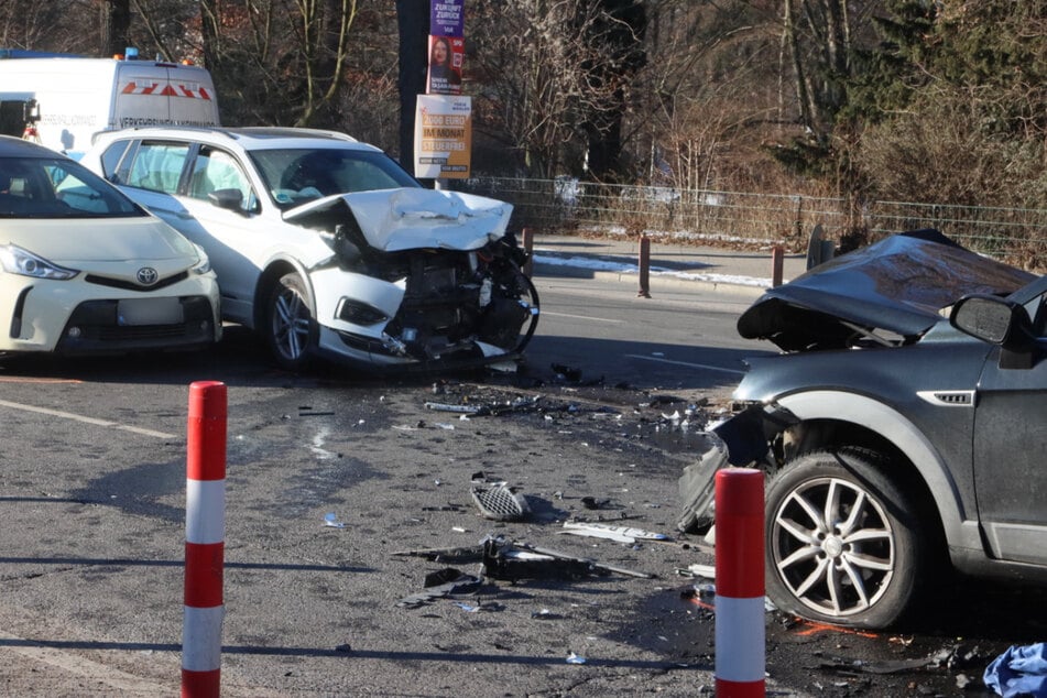 Auch der Motorraum des weißen Seat ist hinüber.