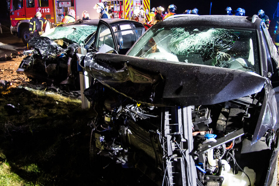 Beide Autos wurde massiv an den Fronten beschädigt, eine 20-jährige Beifahrerin starb bei dem Crash.