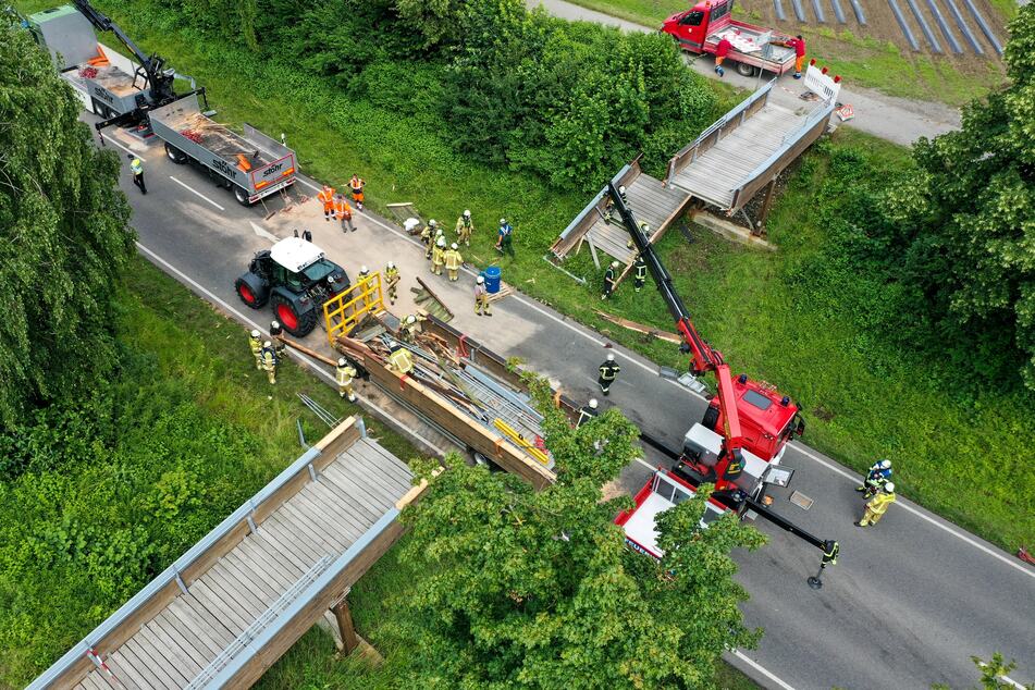 Die B30 bleibt wohl bis zum Abend für Räumarbeiten gesperrt.