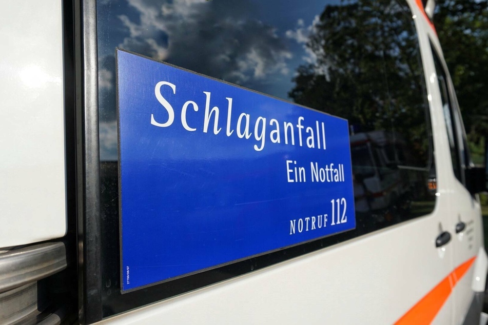 Bei einem Schlaganfall zählt jede Minute. Wer zögert, medizinische Hilfe zu holen, riskiert schwerste körperliche Behinderungen.