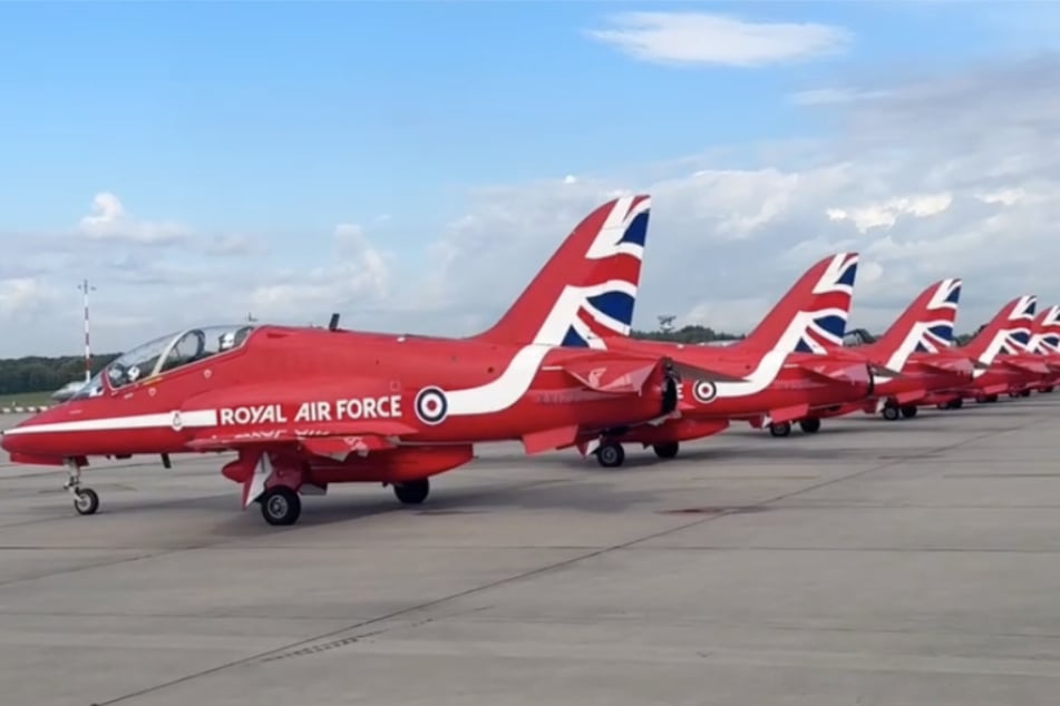 Die Kunstflugstaffel der "Royal Air Force" war für einen Zwischenstopp am Flughafen der Hansestadt zu Gast.
