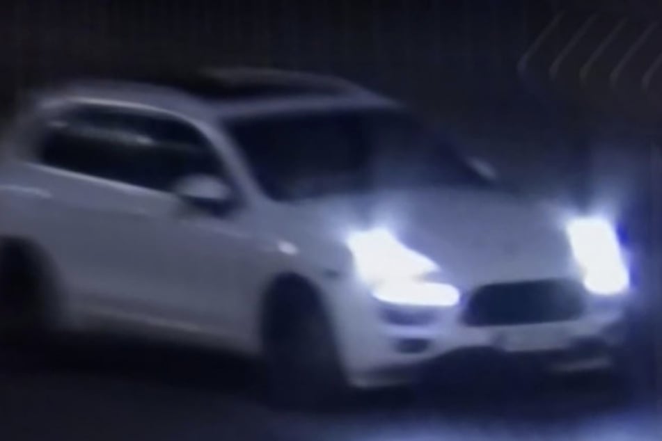 Der Mann (36) verließ den Tatort blitzschnell mit seinem weißen Porsche Cayenne.