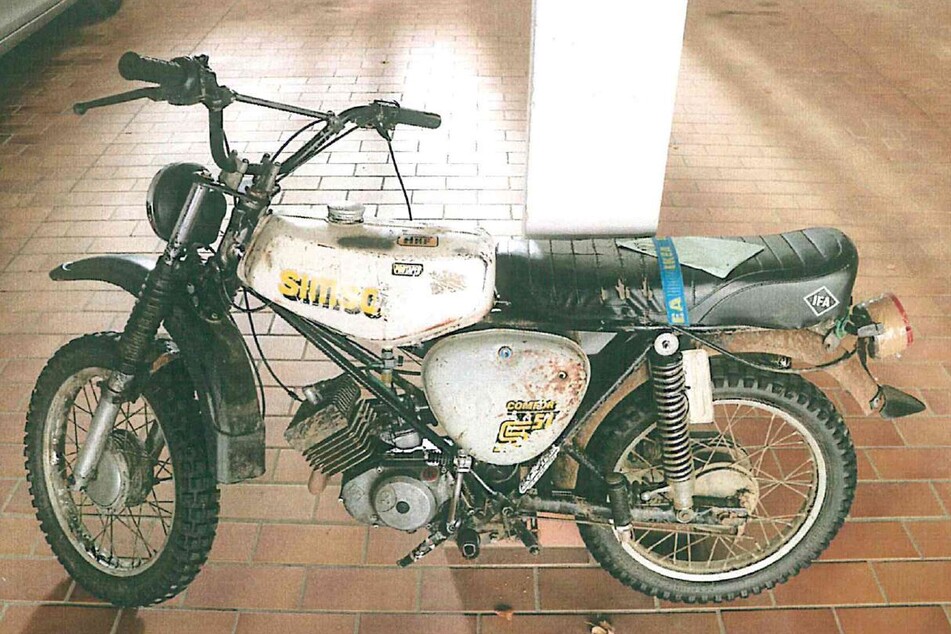 Polizei stellt geklaute Simson im Erzgebirge sicher: Kennt Ihr den Moped-Besitzer?