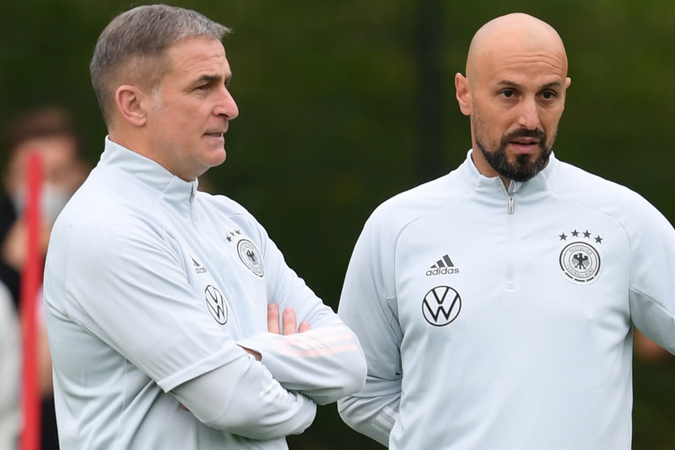 Stefan Kuntz (58, l.) und sein Assistent Antonio di Salvo (42) beim Begutachten des DFB-Trainings. Gemeinsam wurden sie Europameister 2017 und 2021.